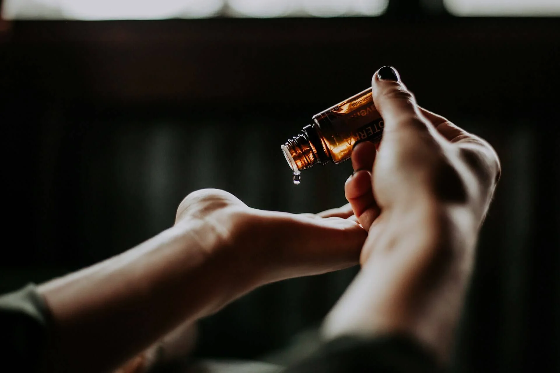 Huile pour stimuler la pousse des cheveux Astuces Puissantes + 7 Bienfaits